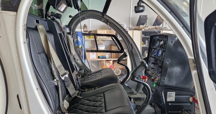 Schweizer 300 cockpit