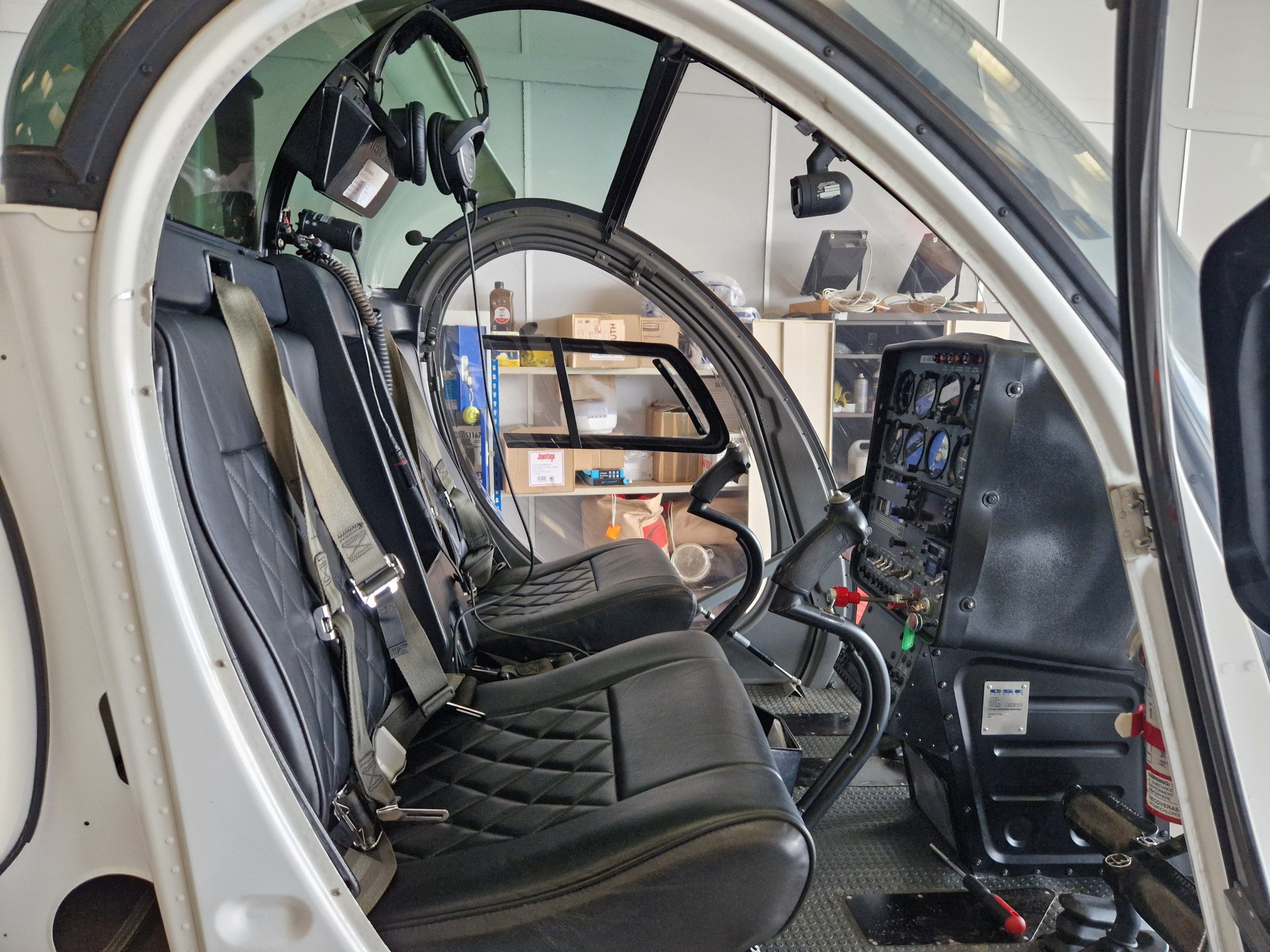 Schweizer 300 cockpit